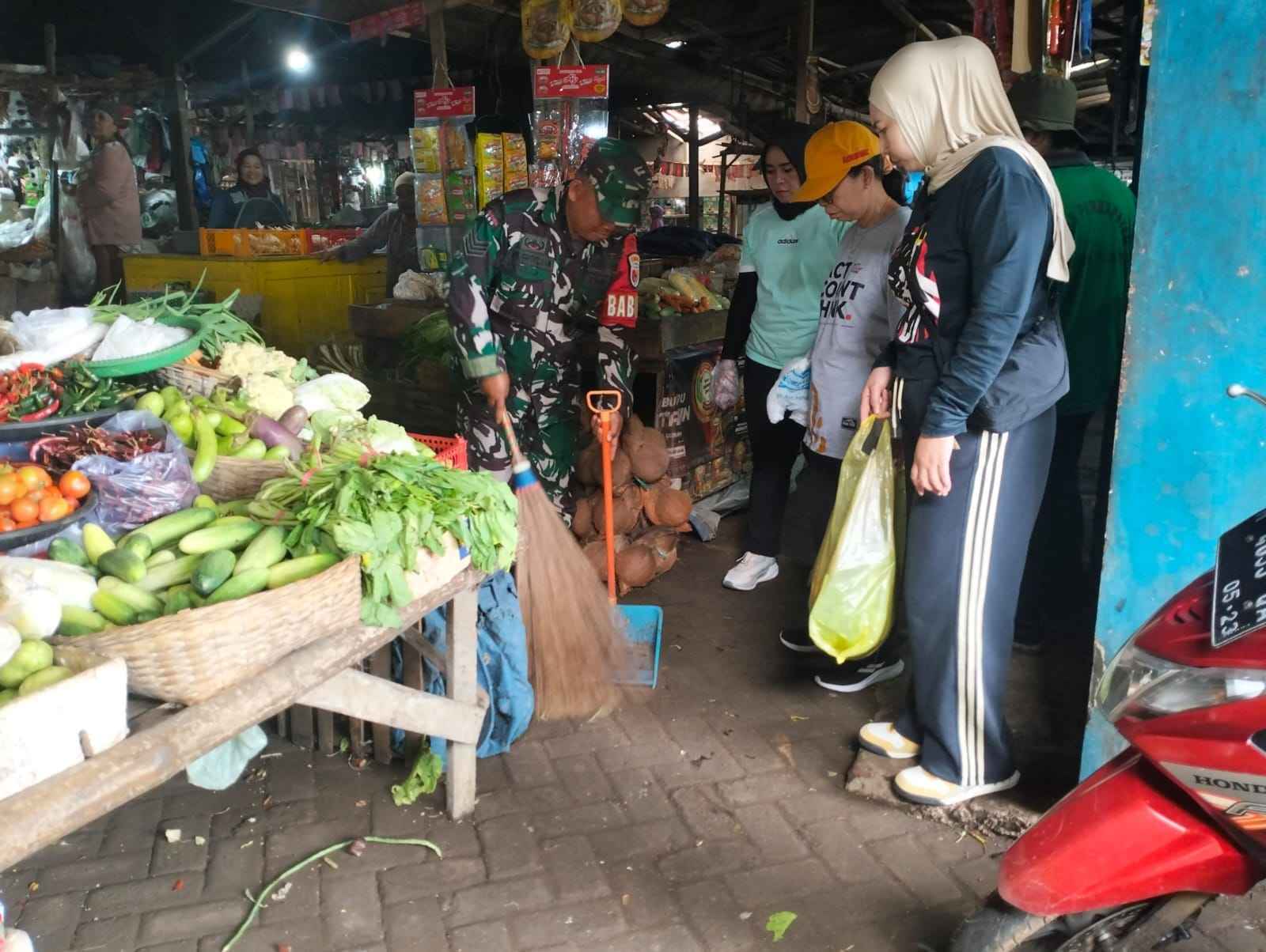 IMG-20260206-WA0164 Danramil 0820-08/Sukapura Pimpin Kerja Bakti Pembersihan Pasar Sukapura