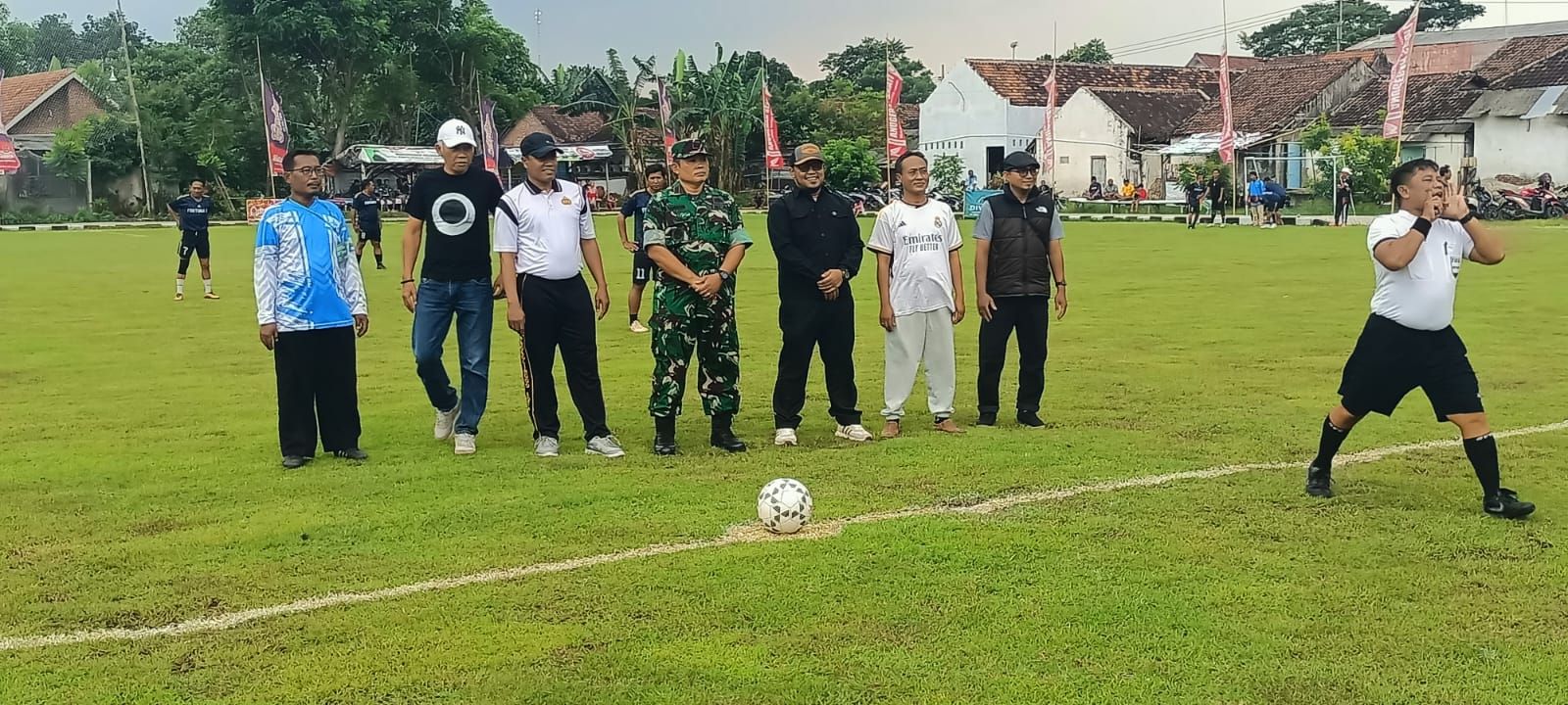 Koramil Wonoasih Dampingi Pembukaan Turnamen Sepak Bola U-45 di Lapangan Istora