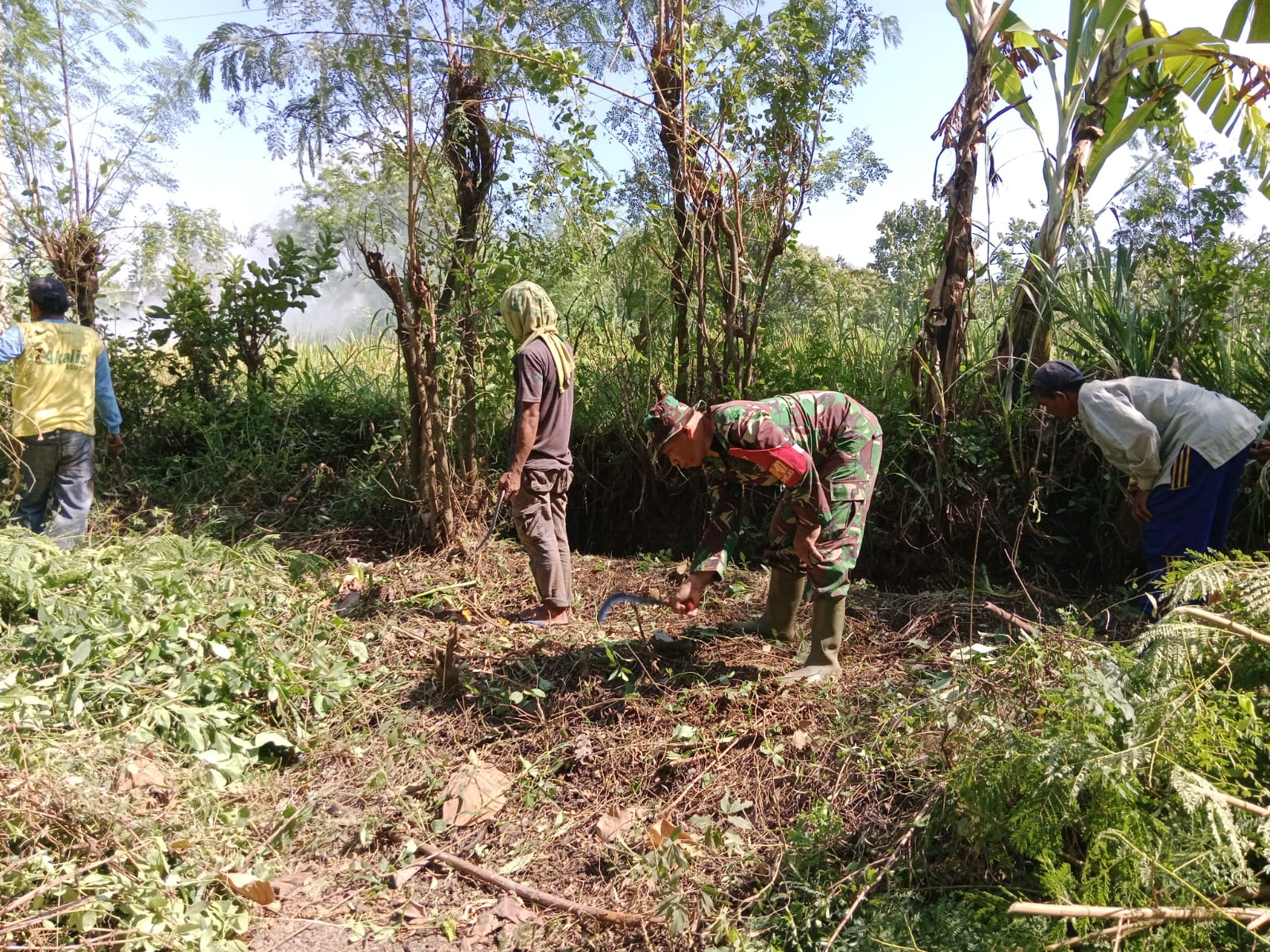 Dukung Arahan Presiden, Babinsa Wonorejo Gelar Kerja Bakti Wujudkan Lingkungan Asri