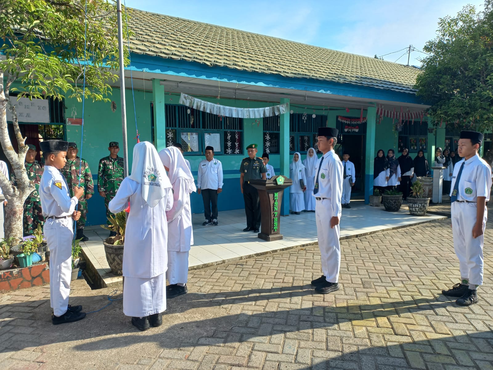 Perkuat Karakter Pelajar, Danramil 1002-02/BAU Jadi Pembina Upacara di MTsN 7 HST