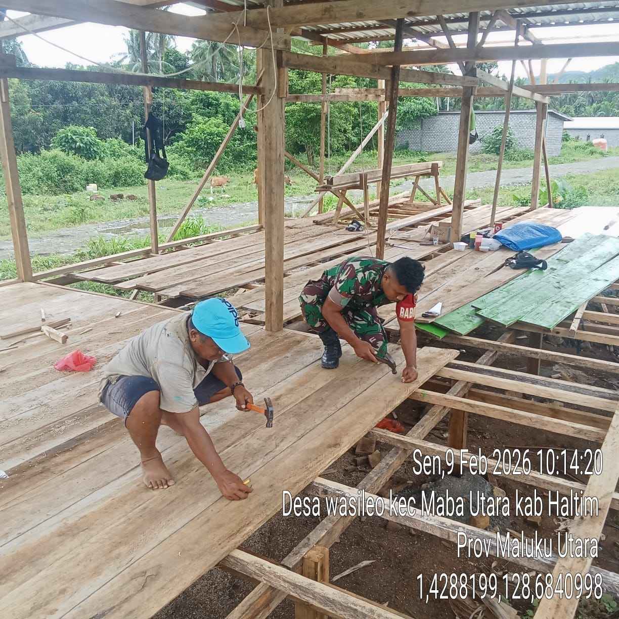 IMG-20260209-WA0169 TNI Selalu di Hati Rakyat, Babinsa Koramil 1505-03/Maba Bantu Pembangunan Rumah Warga