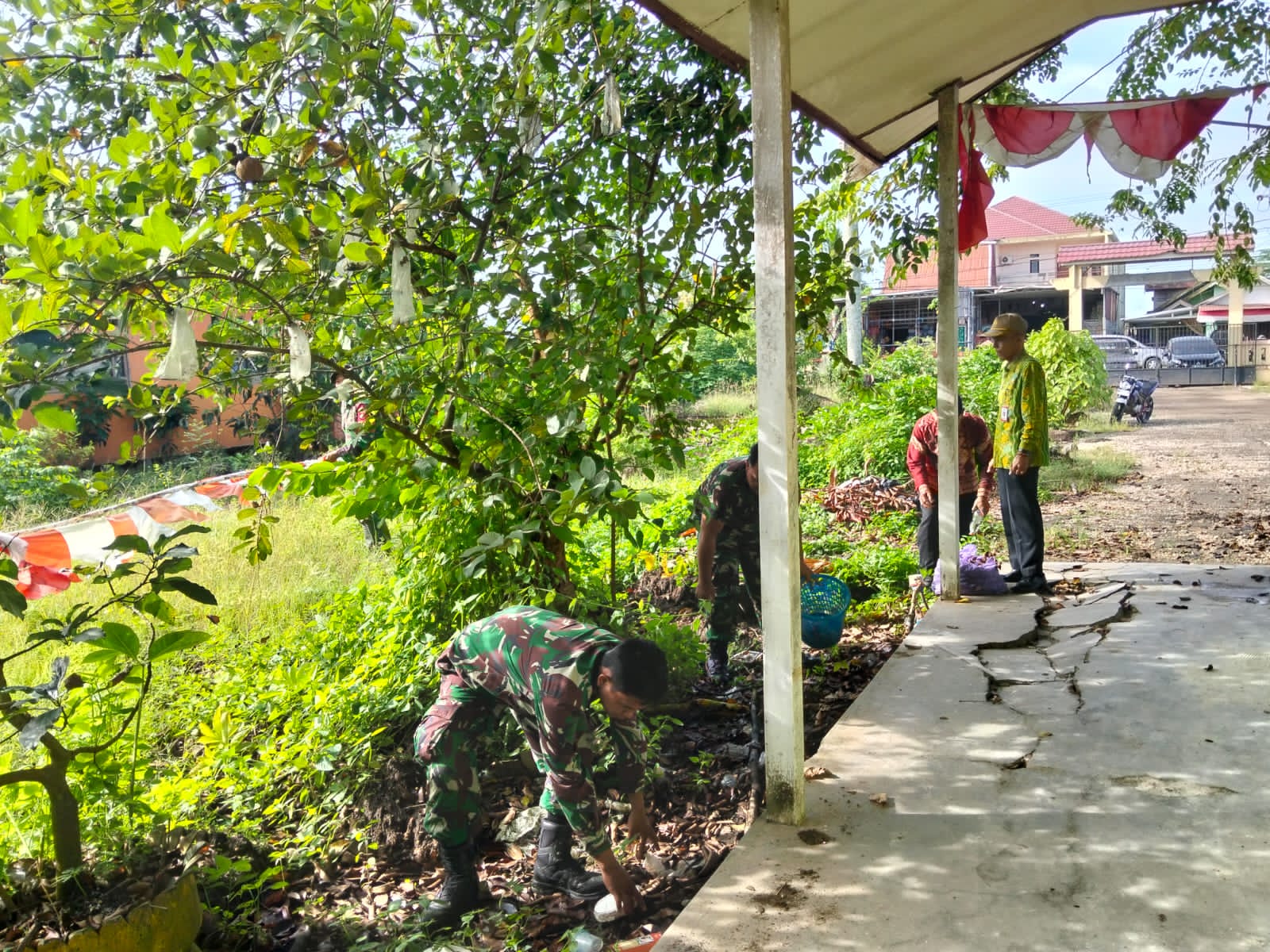 Koramil 1008-05/Kelua-Muara Harus Bersama Kecamatan Kelua Gelar Pembersihan Sektor Umum