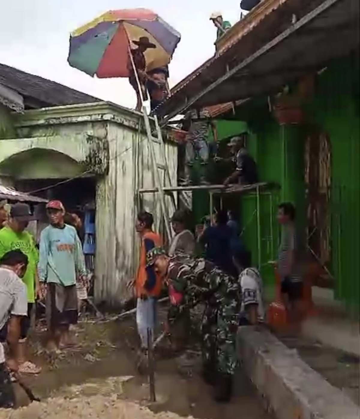 Babinsa Koramil 1002-01/BAS Bersama Warga Gotong Royong Bangun Langgar