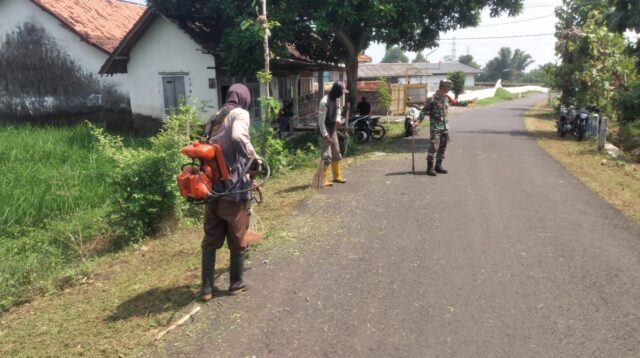Koramil Wonomerto Mempelopori Kerja bakti Bersihkan Jalan Desa