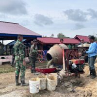 Panas Terik Matahari Tak Surutkan Semangat Anggota Satgas TMMD Wiltas Ke-127 dan Warga di Kampung Linggang Amer