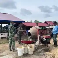 Panas Terik Matahari Tak Surutkan Semangat Anggota Satgas TMMD Wiltas Ke-127 dan Warga di Kampung Linggang Amer