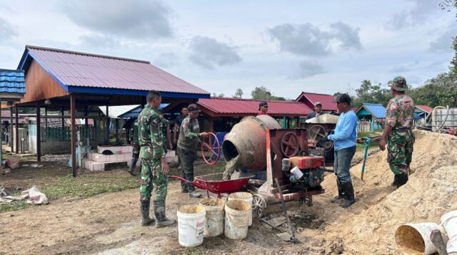 Panas Terik Matahari Tak Surutkan Semangat Anggota Satgas TMMD Wiltas Ke-127 dan Warga di Kampung Linggang Amer
