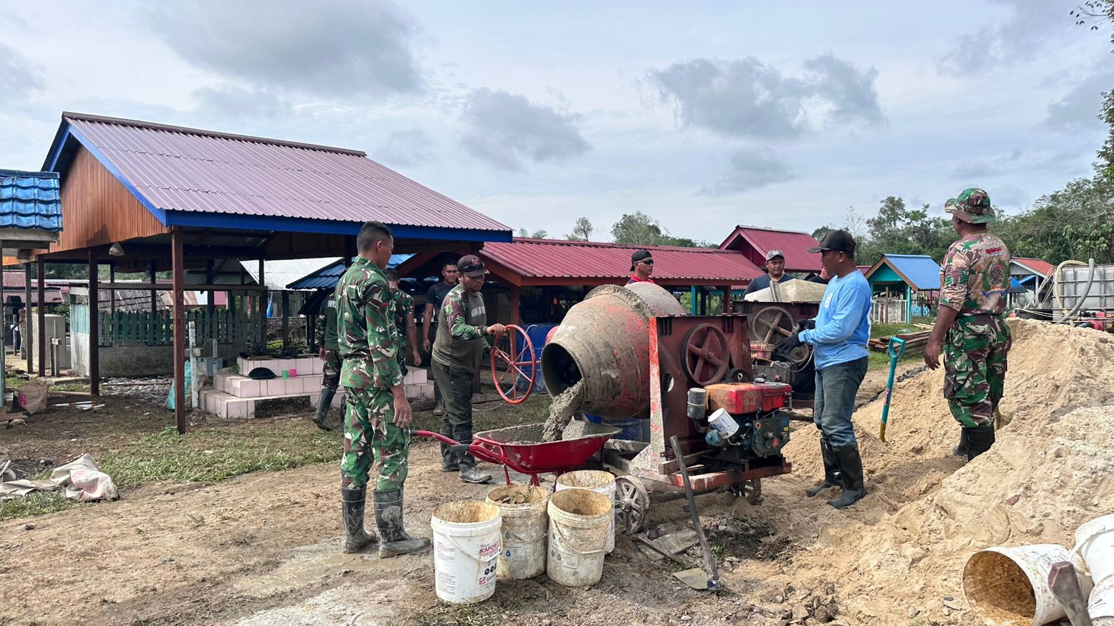 Panas Terik Matahari Tak Surutkan Semangat Anggota Satgas TMMD Wiltas Ke-127 dan Warga di Kampung Linggang Amer