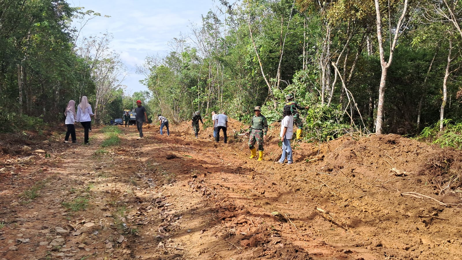 TMMD Ke-127 TA 2026 Kodim 1008/Tabalong Bangun Jalan 1.200 Meter di Desa Barimbun, Hasilnya Mulai Terlihat