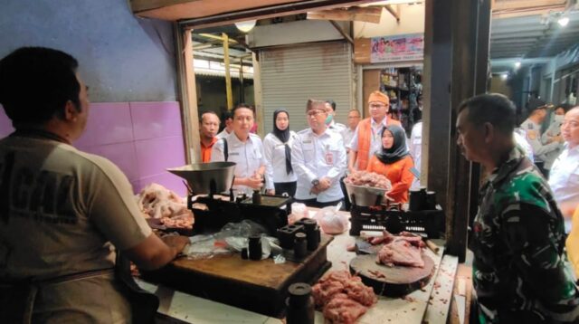 Menjaga Stabilitas Harga Dan Pasokan , Koramil Monitoring Harga Kebutuhan Pokok