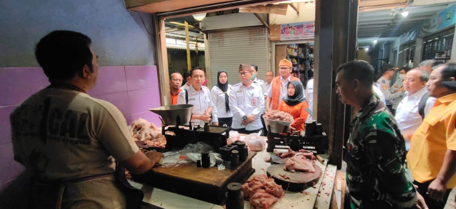 Menjaga Stabilitas Harga Dan Pasokan , Koramil Monitoring Harga Kebutuhan Pokok