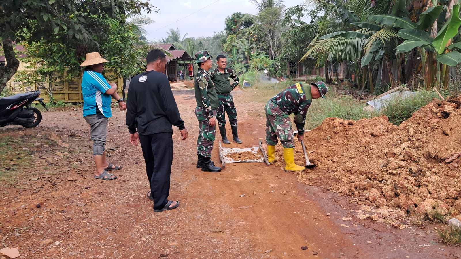 Perkuat Keamanan Lingkungan, TMMD Ke-127 Dirikan Poskamling di Barimbun