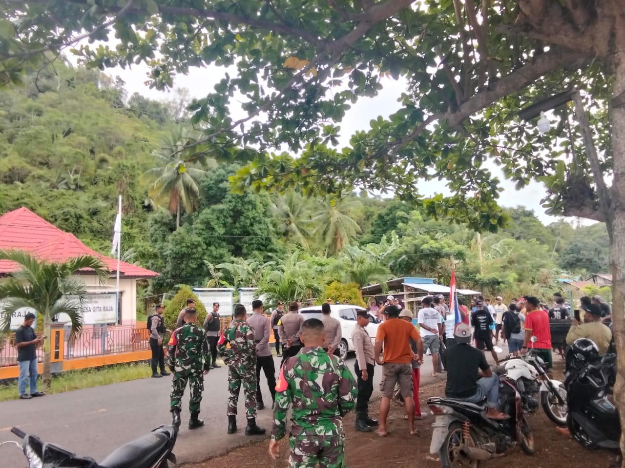 Personel Koramil 1505-04/Oba dan Polsek Oba Amankan Aksi Demo Warga