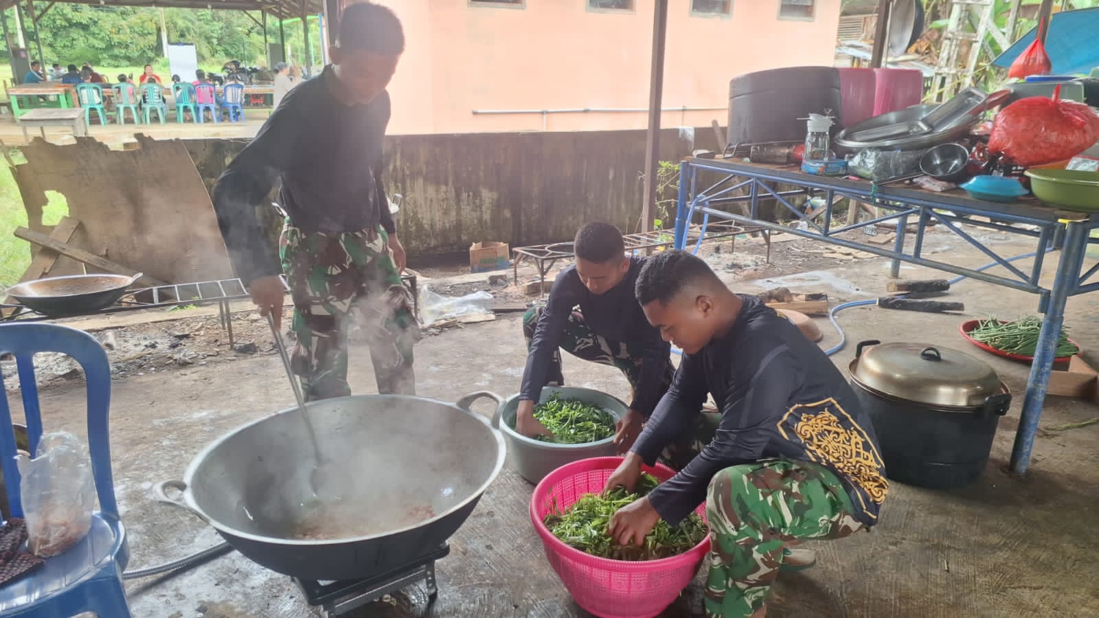Dapur Umum TMMD Ke-127 Jadi Penopang Semangat Personel di Kampung Linggang Amer