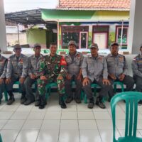 Babinsa Wonoasih Hadiri Pembinaan RT/RW dan Satlinmas, Tingkatkan Tertib Administrasi dan Kesiapsiagaan Warga