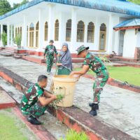 Aksi Jumat Bersih, Personil Kodim 1505/Tidore dan Masyarakat Bersihkan Lingkungan Masjid