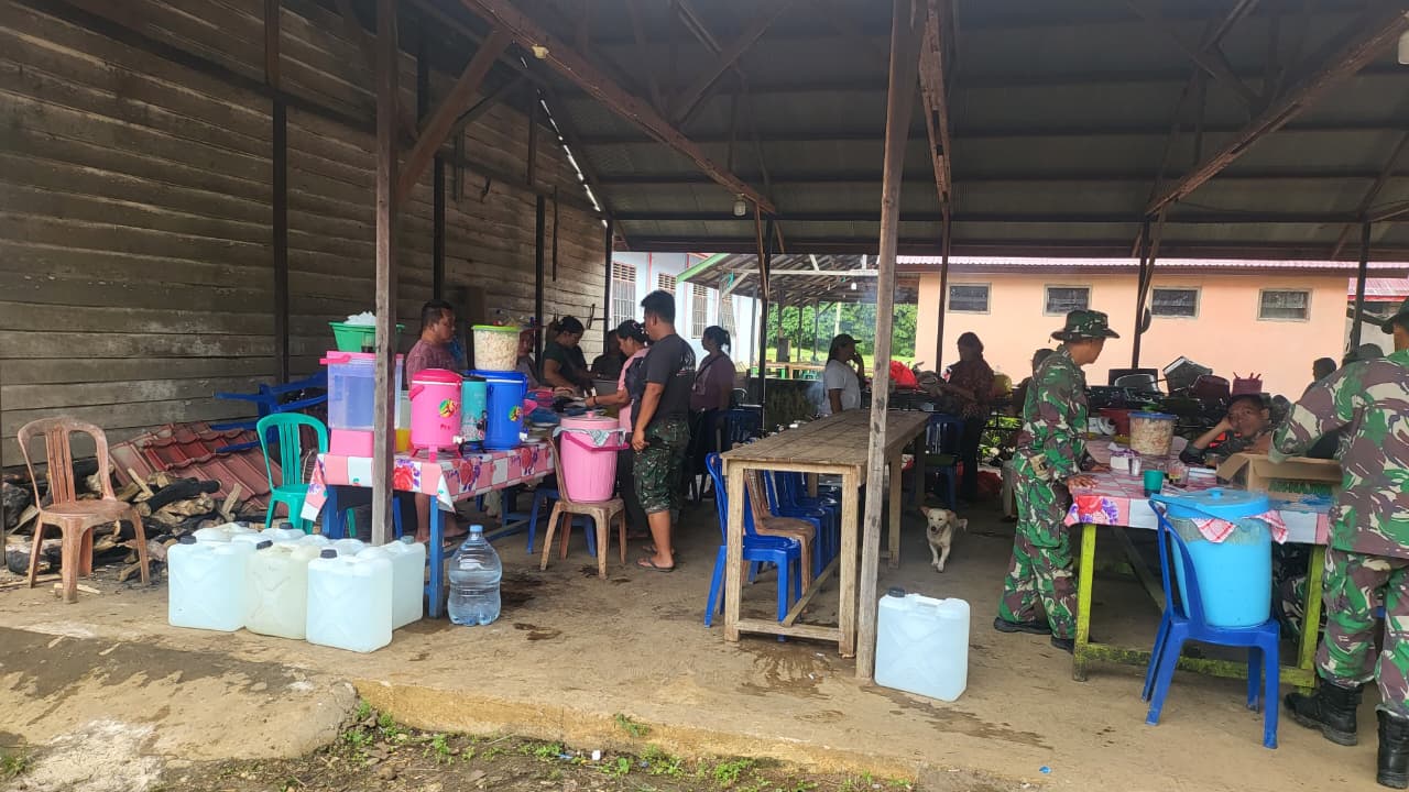 Dukung Program TMMD, Warga Linggang Amer Siapkan Makan untuk Anggota Satgas TMMD Ke-127