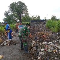 Koramil Wonoasih Bersama Sejumlah Pihak Melaksanakan Aksi Bersih-Bersih Di TPS Sumbertaman