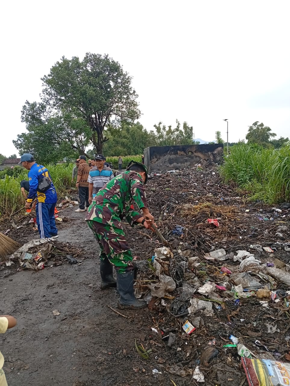Koramil Wonoasih Bersama Sejumlah Pihak Melaksanakan Aksi Bersih-Bersih Di TPS Sumbertaman