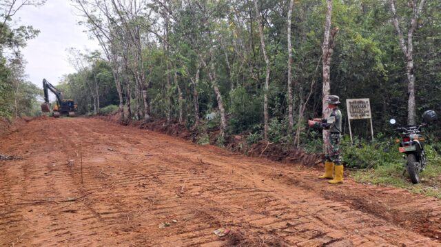 Percepat Pembangunan Jalan, Kodim 1008/Tabalong Turunkan Excavator di TMMD ke-127