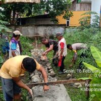 Peduli Warga Binaan, Babinsa Koramil Wasile Bersama Warga Gotong Royong Bangun Pondasi Rumah