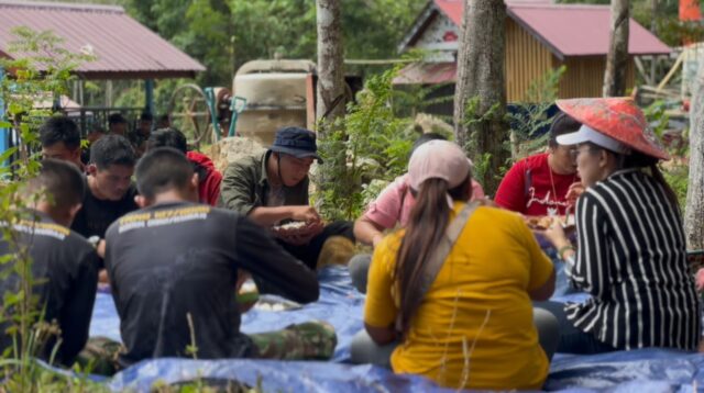 Saat Lelah Menjadi Cerita, Satgas TMMD dan Warga Makan Siang Bersama