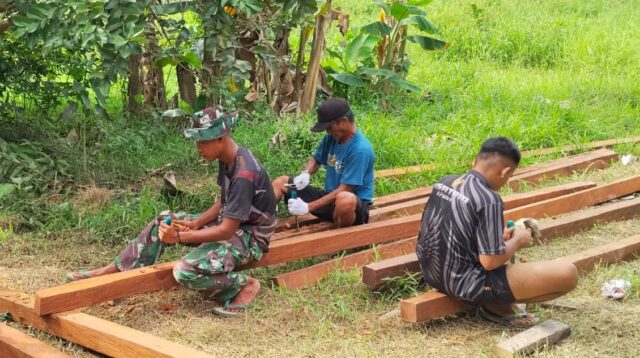 Langkah Awal Pembangunan MCK, Satgas TMMD Ke-127 Mulai Siapkan Rangka Kayu
