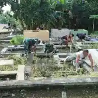 Ramadhan Penuh Kepedulian, Anggota Koramil 1505-01/Tidore dan Warga Kompak Bersihkan Makam dan Jalan