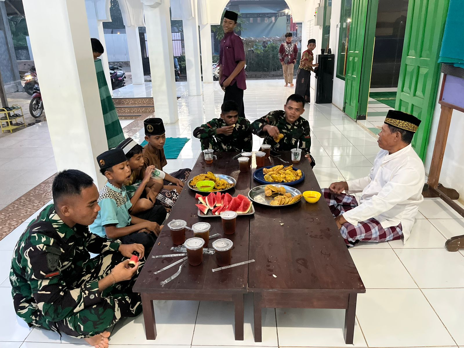 Hangatnya Kebersamaan, Anggota Satgas TMMD Buka Puasa Bersama Warga di Masjid Al Muhajirin