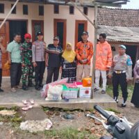 Koramil 0820/23 Gading Bersama Sejumlah Pihak Salurkan Bantuan Kepada Warga Terdampak Bencana