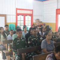 Anggota Satgas TMMD Ke-127 Laksanakan Ibadah Minggu Bersama Umat di Linggang Amer