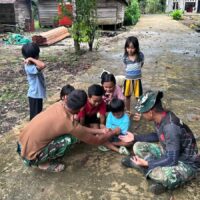 IMG-20260224-WA0016 Keceriaan di Lokasi TMMD: Anggota Satgas Bermain Bersama Anak-Anak Linggang Amer