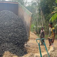 Terus Kebut Semenisasi, Satgas TMMD Tambah Koral Demi Perkuat Struktur Jalan di Kampung Ling