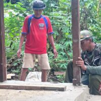 Bahu Membahu Bersama Satgas TMMD, Warga Bantu Percepatan Pembangunan RTLH di Kampung Linggang Amer