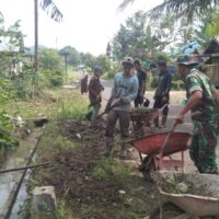 Babinsa Haruyan Bersama Masyarakat Laksanakan Gotong Royong Pembersihan Lingkungan
