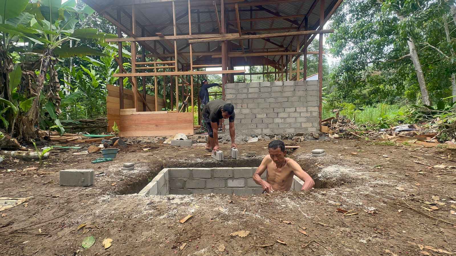 Meski Berpuasa, Satgas TMMD Ke-127 Kodim 0912/Kubar Tetap Semangat Bangun Septic Tank RTLH