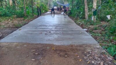 IMG-20260228-WA0009 Pantang Kendur di Bulan Ramadhan, Anggota Satgas TMMD Kebut Pengerjaan Semenisasi Jalan