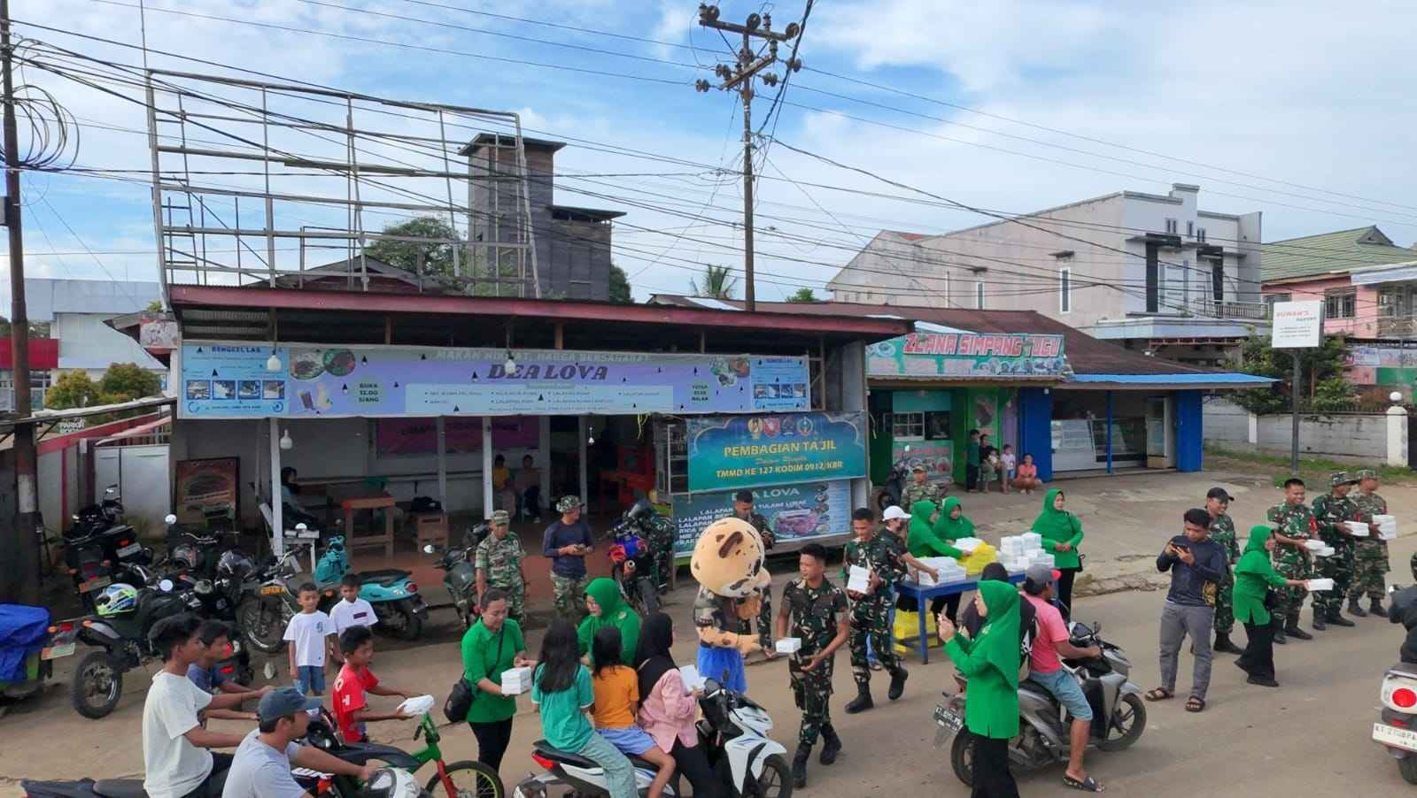 Ramadhan Penuh Berkah, SIMADA Turun Gunung Bersama Satgas TMMD dan Persit Berbagi Takjil di Linggang Bigung