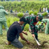 Hijaukan Lingkungan, Satgas TMMD Wiltas Ke-127 Kodim 0912/Kubar Gelar Penanaman Pohon di Lapak Oros