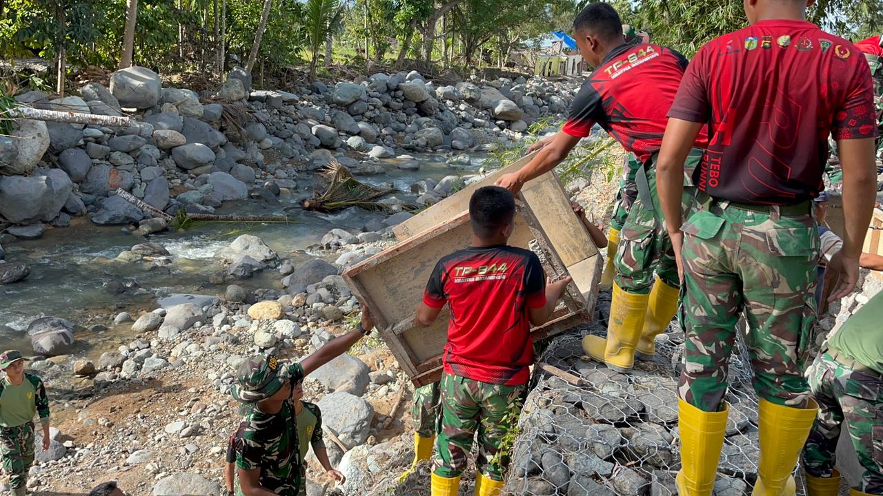 Pulihkan Akses Warga, TNI AD Bangun Jembatan Gantung Perintis Garuda di Padang
