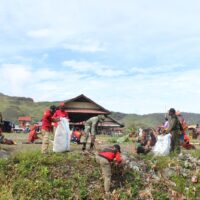 Karya Bakti Gabungan TNI-Polri dan Pemda: Pembersihan Sampah di Pasar Mama-Mama (Nagalomuni) Mulia Kota