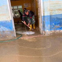 TNI AD Terjun Langsung Pulihkan Sekolah Terdampak Bencana di Aceh Tengah
