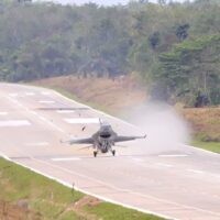 TNI Berhasil Laksanakan Uji Coba Pendaratan F-16 dan Super Tucano di Ruas Tol JTTS Lampung