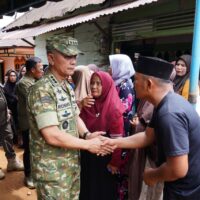 Wakil Ketua I Satgas PRR Letjen TNI Richard Tampubolon Dampingi Menko PMK Penyerahan Bantuan Stimultan Rumah Rusak Pascabencana di Sumatera