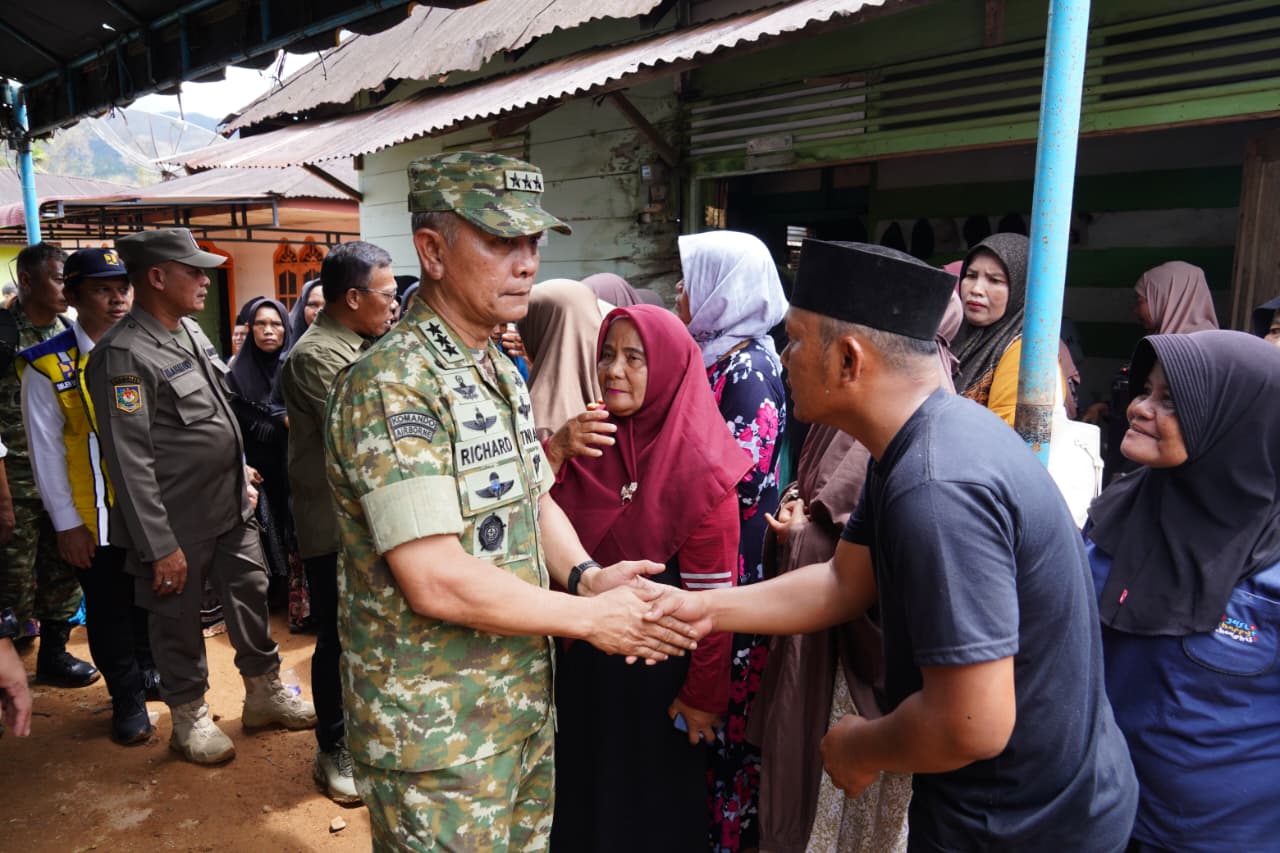 WhatsApp Image 2026-02-13 at 22.56.23 (1) Wakil Ketua I Satgas PRR Letjen TNI Richard Tampubolon Dampingi Menko PMK Penyerahan Bantuan Stimultan Rumah Rusak Pascabencana di Sumatera