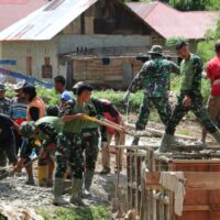 Gotong Royong TNI dan Warga Pacu Pembangunan Jembatan Perintis Garuda di Pesisir Selatan