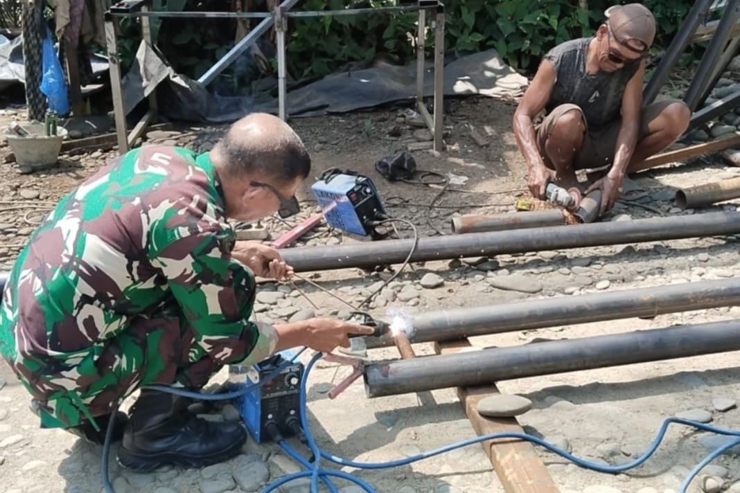 WhatsApp Image 2026-02-17 at 09.22.47 TNI AD Rampungkan Perehapan Jembatan Gantung Desa Empus, Bukti Nyata Pengabdian untuk Rakyat