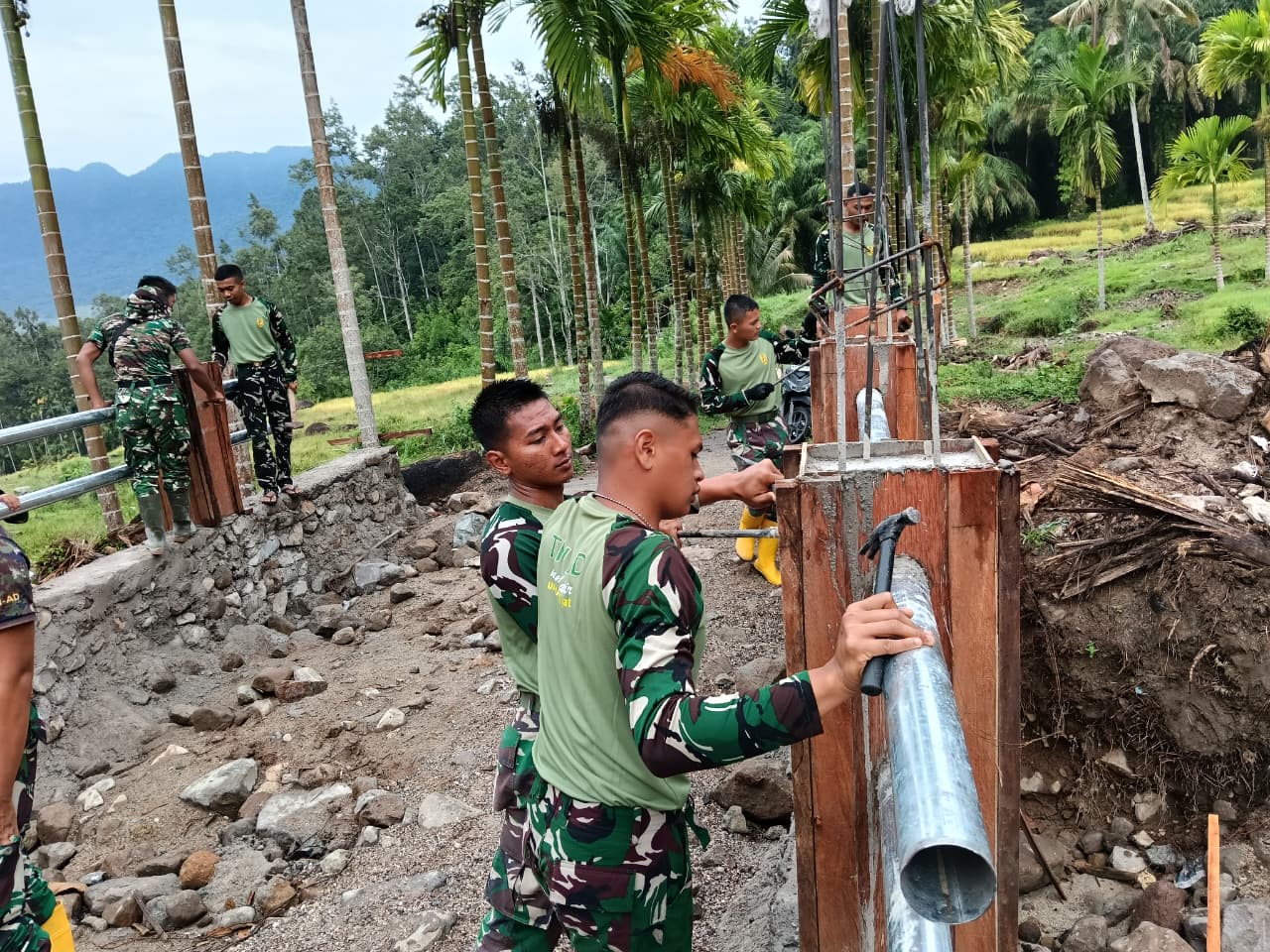 TNI AD Bangun Jembatan Aramco di Agam, Akses Warga Nagari Bayua Kembali Terbuka