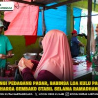 foto website(33) Sambangi Pedagang Pasar, Babinsa Loa Kulu Pastikan Harga Sembako Stabil Selama Ramadhan