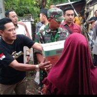 Koramil Besuk Bersama Sejumlah Pihak Salurkan Bantuan Kepada Warga Terdampak Bencana
